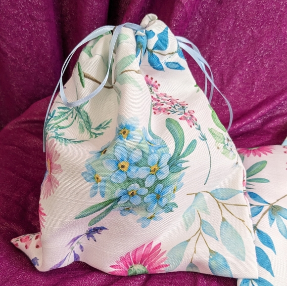 Upcycled floral drawstring reusable giftbag (blue drawstring) - Picture 3 of 4